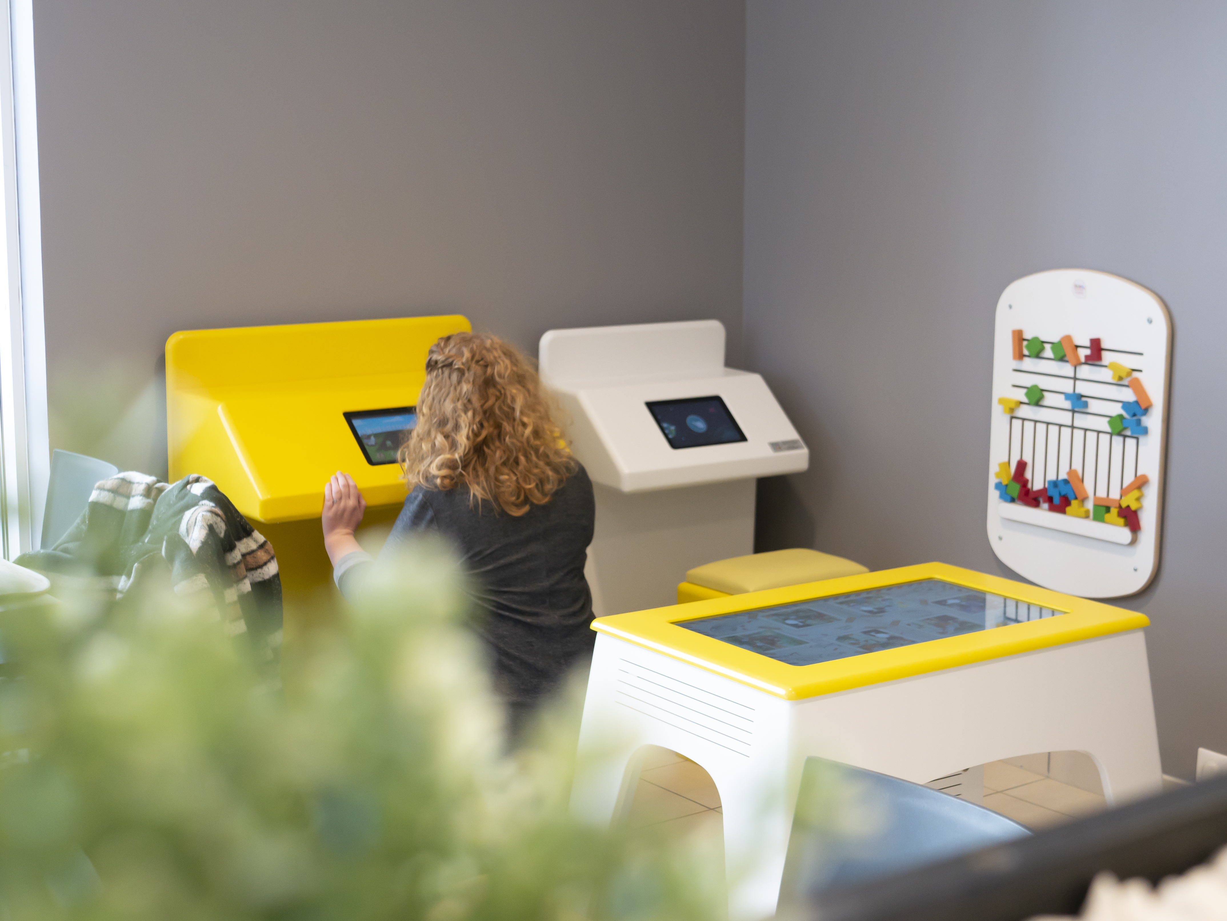 borne interactive enfant en magasin avec espace dédié